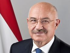 Távozik Martonyi János