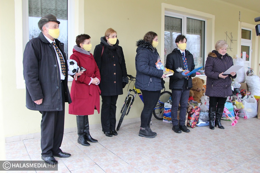 Adománycsomagok medvecsemegével