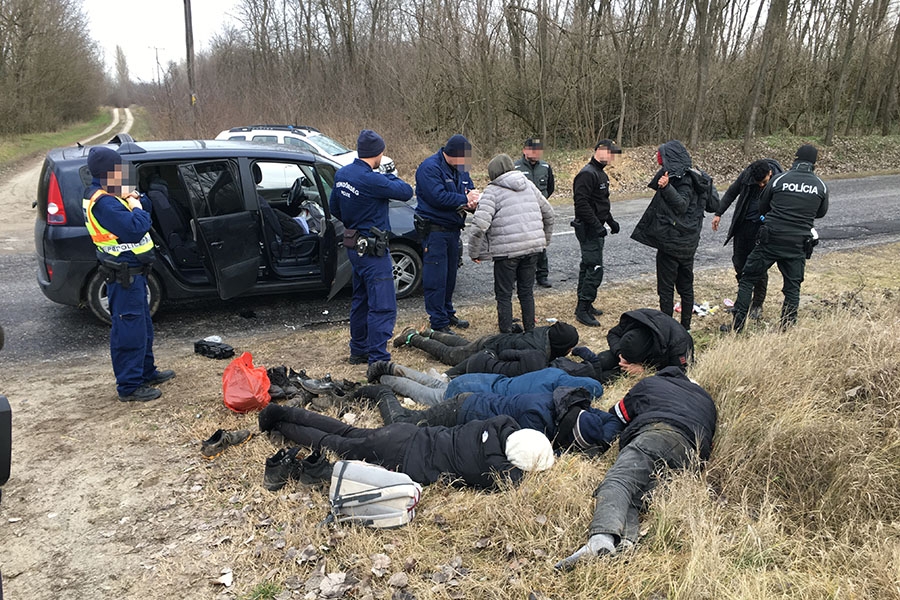 Migránsokat és embercsempészt fogtak Zsanánál (galéria)