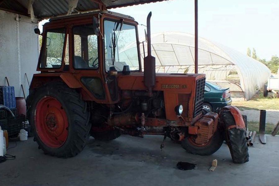 Traktorozott a lopott géppel