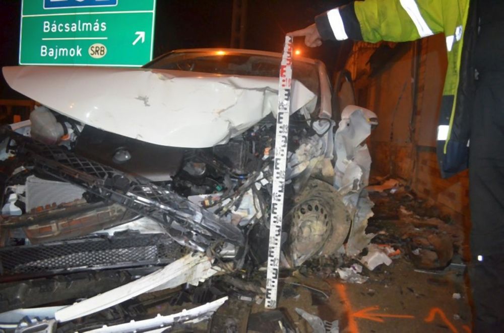 Házfalnak ütközött egy lopott Mercedes Mélykúton