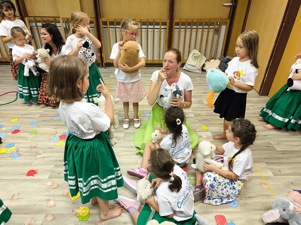 (►) Kicsik és nagyobbak a néptánc bűvöletében