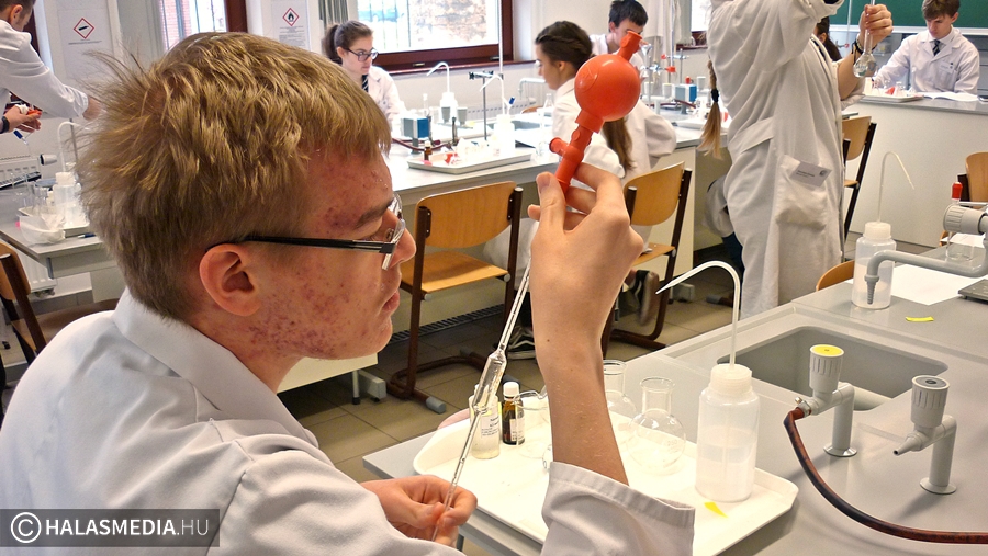 Ifjú kémikusok Halason