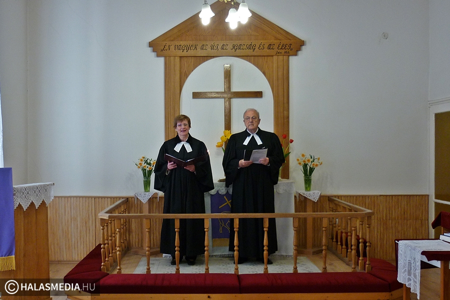 Istentisztelet két nyelven, nemzetközi hívőközösséggel