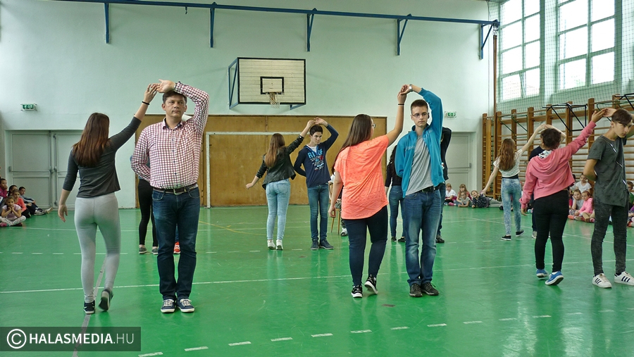 Táncoltak a Központi-iskolában