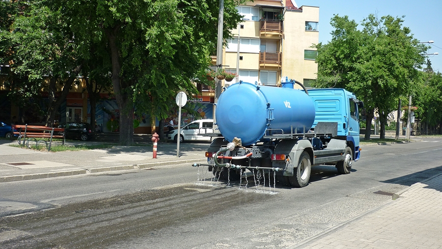 Locsolják az utakat
