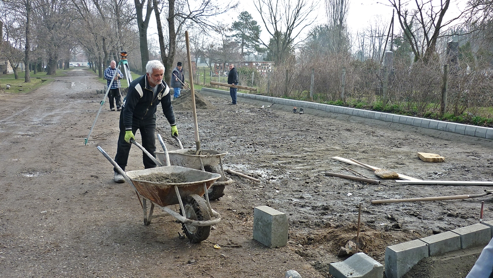 Parkolók épülnek a temetőnél