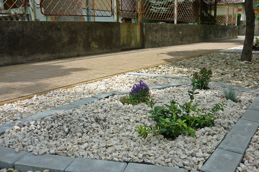 Megrongált előkert