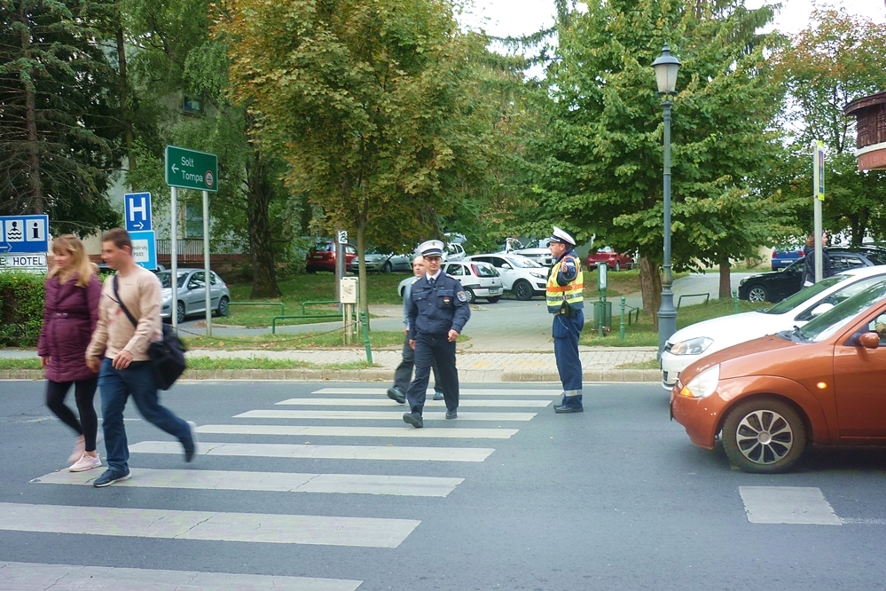 Rendőrök, közterület felügyelők, polgárőrök segítenek az iskolai gyalogátkelőknél