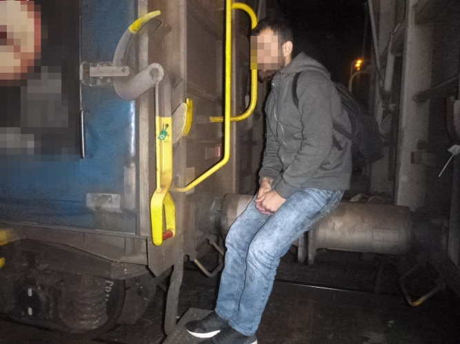 Az ütközőn utaztak