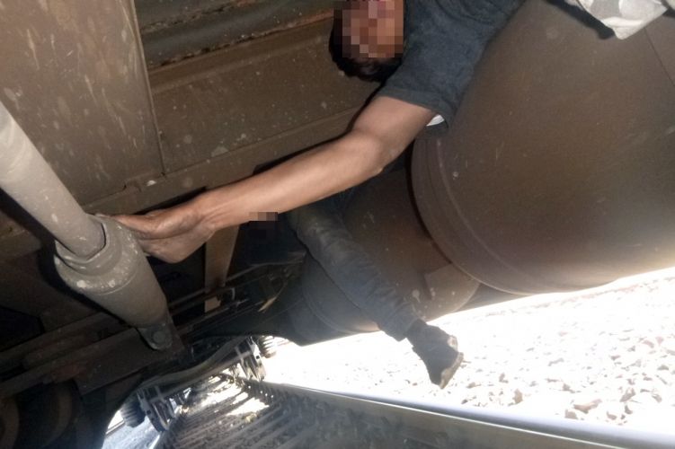 Migránsok a tehervonat alvázán