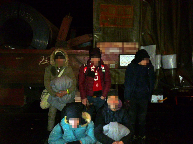 Négy afgán, öt szír