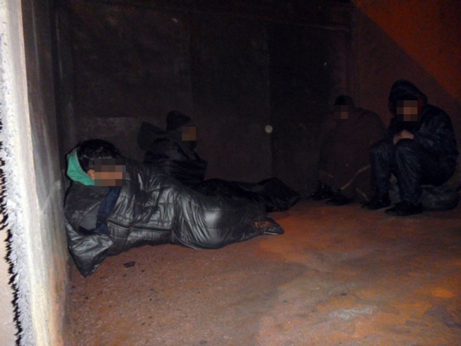 Tehervonaton fagyoskodva próbálkoztak