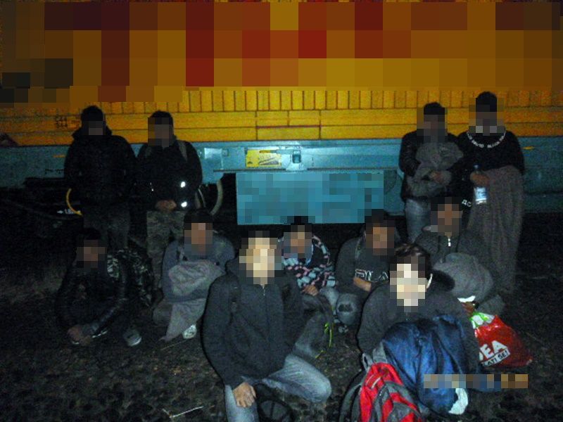 11 afgán a tehervonaton