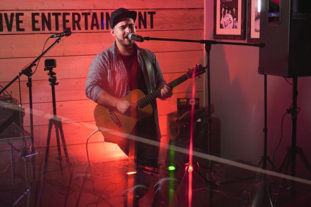 Élő, netes tehetségkutatóban szurkolhatunk Bencének