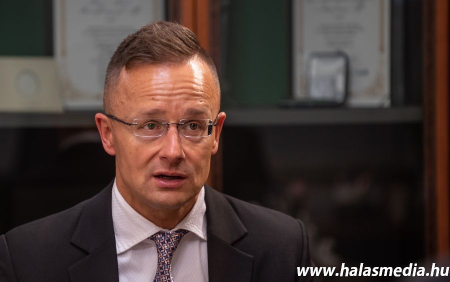 Nem tervez zárást a kormány, fontos gazdasági erő a vidék – nyilatkozta Szíjjártó Péter