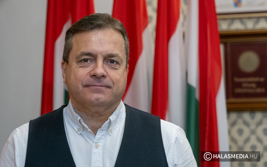 (►)  Bányai Gábor a nemzeti konzultációs kérdőív kitöltésére biztat