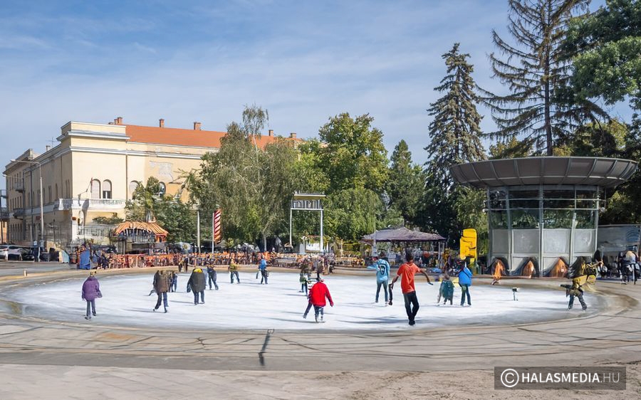 Jégpálya Halas főterén a téli szezonban