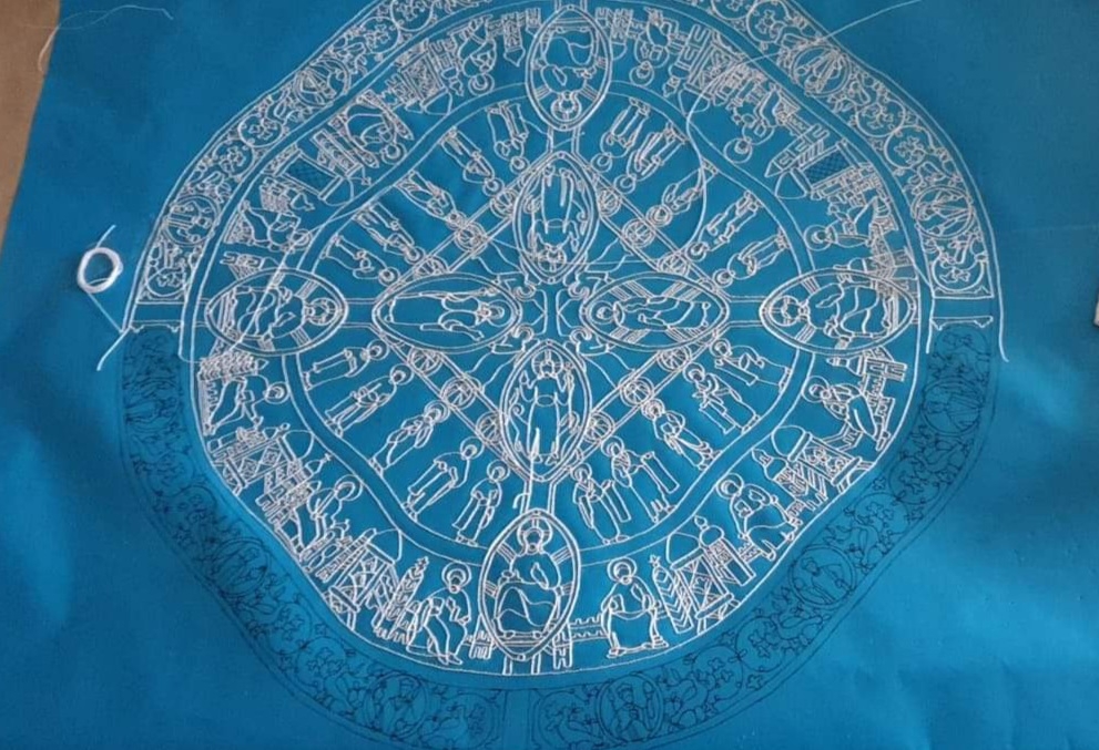 Koronázási palást csipke készül