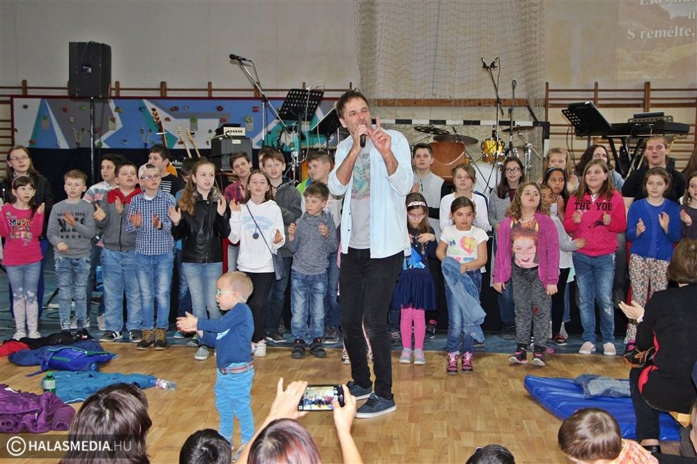 (►) Zenével dicsőítették az Urat