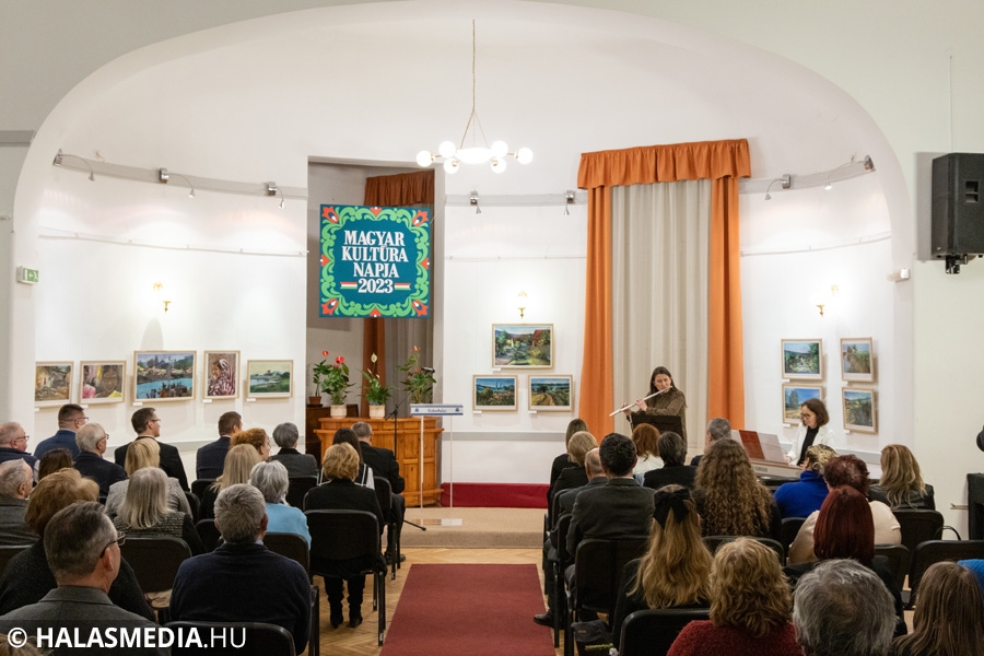 Himnusz, díjátadás, tárlatnyitó