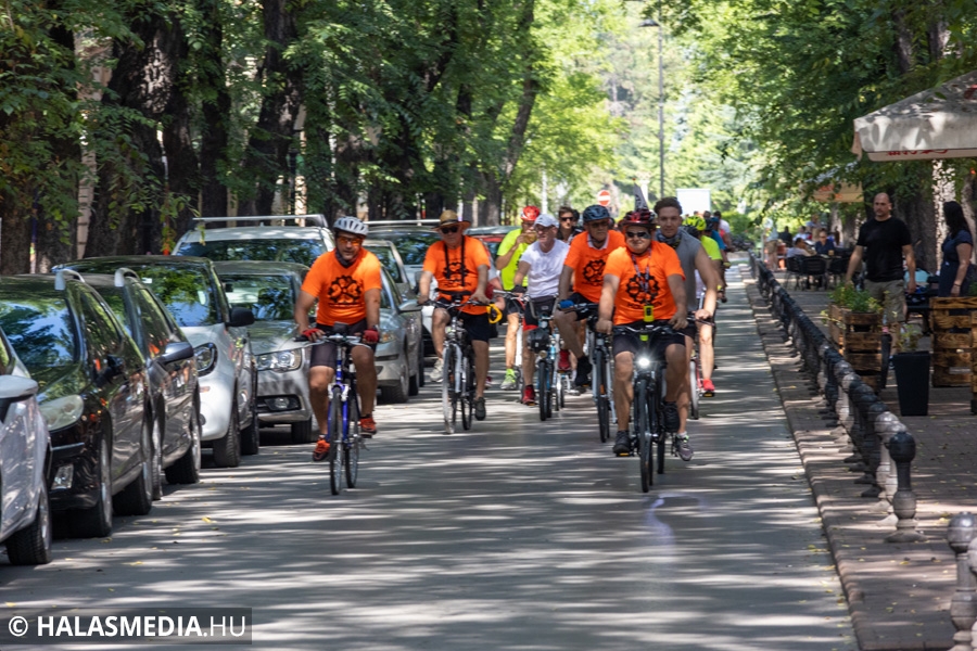 Egy úton haladtak Szabadka felé