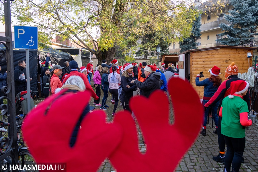 Jótékony Mikulások futottak át Halas főterén