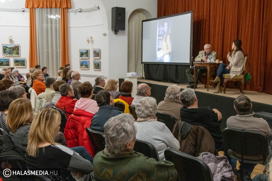 Televíziózik és könyvesboltot vezet