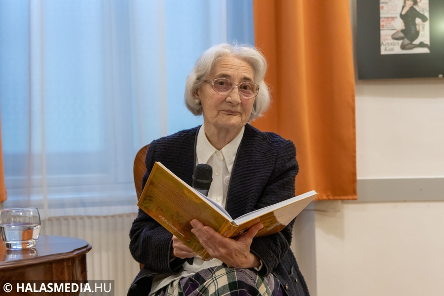 Julika néni nemcsak meséket írt, hanem bábszínházat is csinált (galéria)