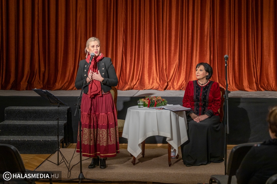 Istenes versek, vallásos énekek a Helikon Szalonban