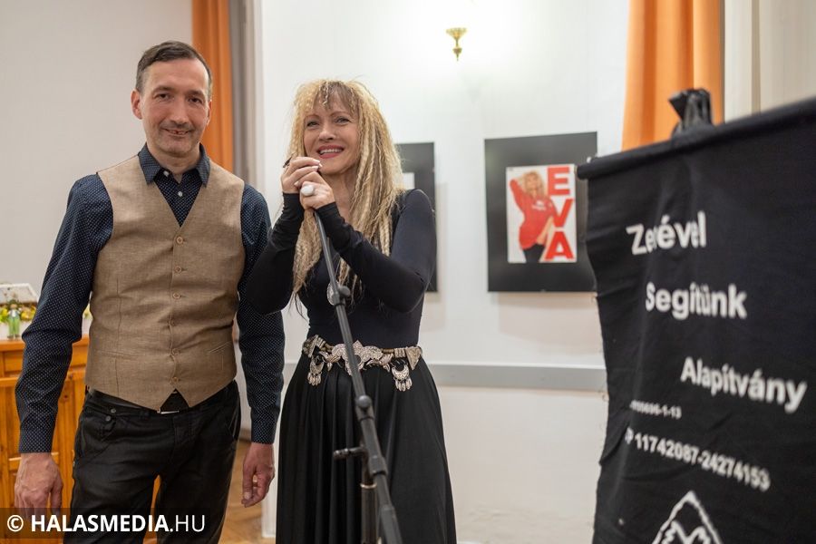 Öt évtized dedikált emlékképei – Marcellina zenés tárlatnyitója (galéria)