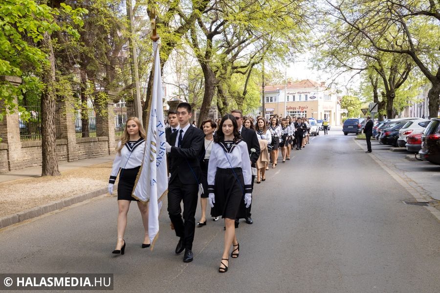 (►) Elballagtak a Szilády Áron Református Gimnázium végzősei (galéria)
