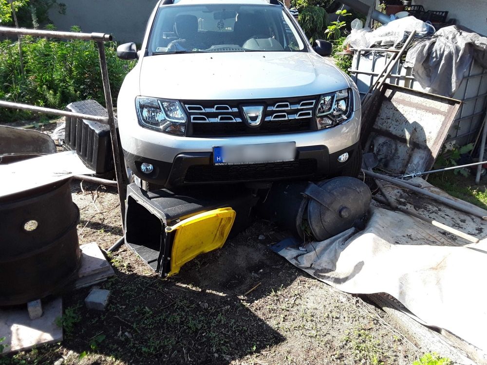 Tolatott a részeg Dacia-tolvaj, aztán elaludt