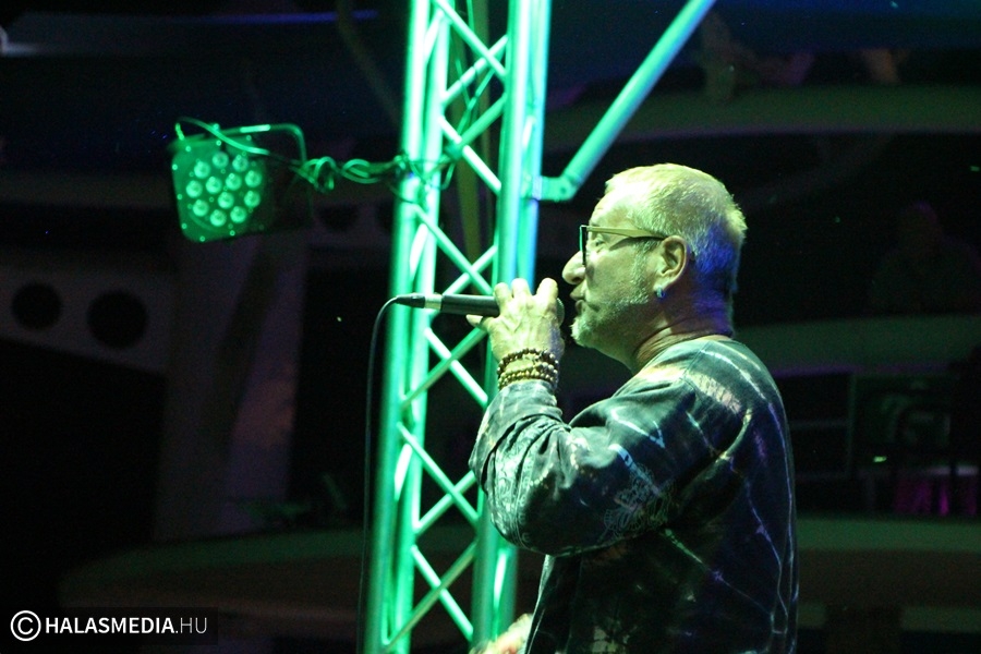 (►) Trabanttal száll Halasra