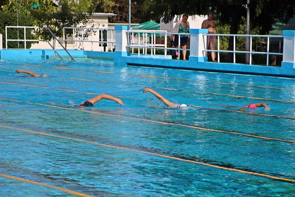 Hétvégéig kint is úszhatunk