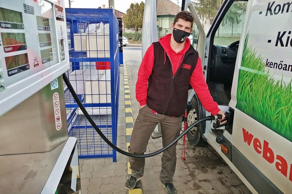 (►) Sokkal kevesebbet tankolunk, mint a koronavírus előtt