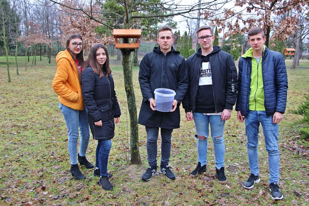 Hetente gondoskodnak a madarakról