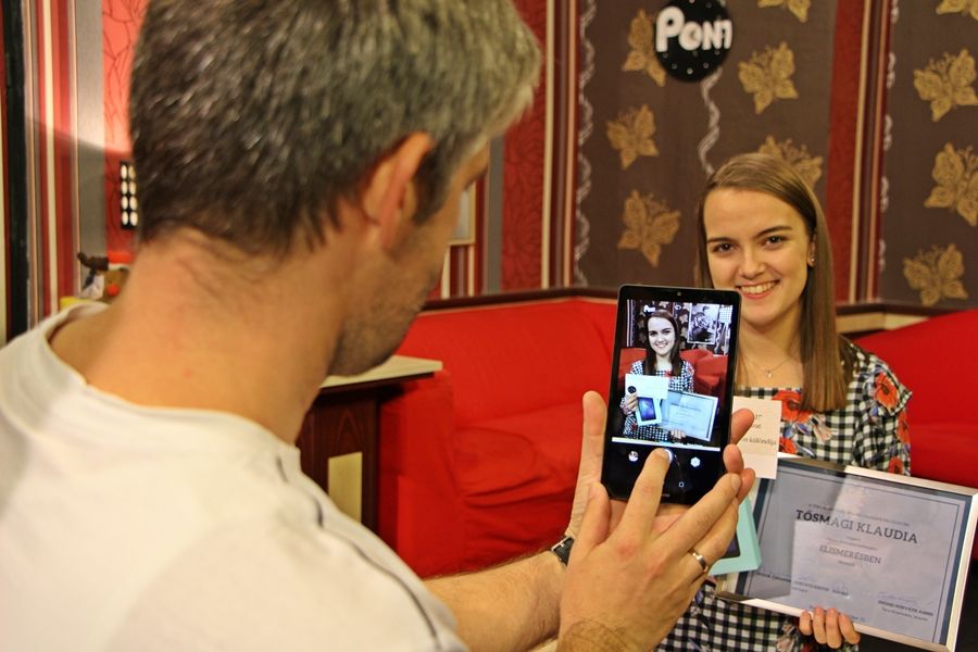 Mozgássérült fiúnak adja nyereményét a vloggerlány