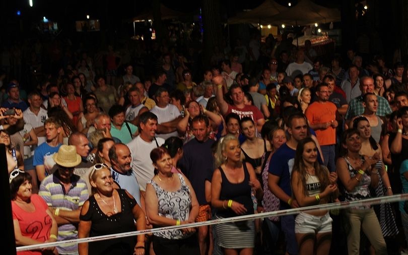 (►) Fergeteges buli a kánikulában