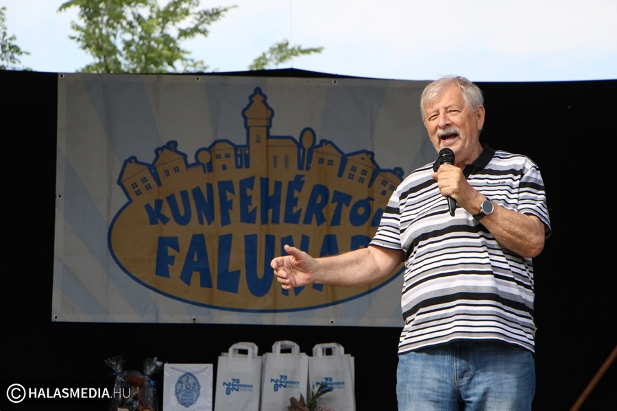 Játszik, olvas és pihen