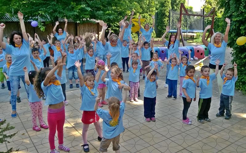 Halas éjfél óta együtt mozdul