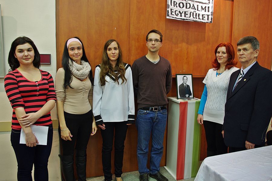 Verselemzéssel emlékeztek