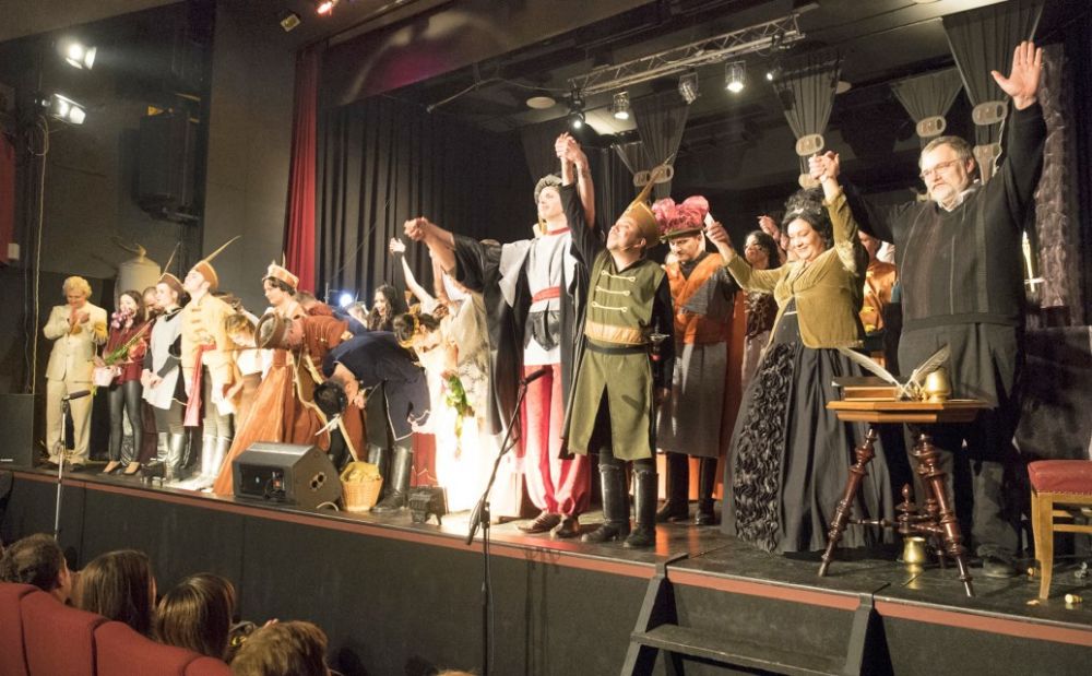 Zajos siker, hosszas vastaps