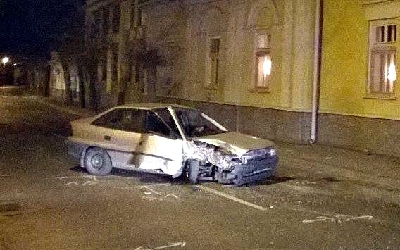 Opel rohant fának a Sziládyn