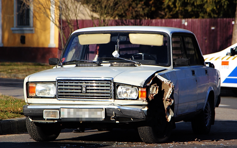 Busz és Lada ütközött