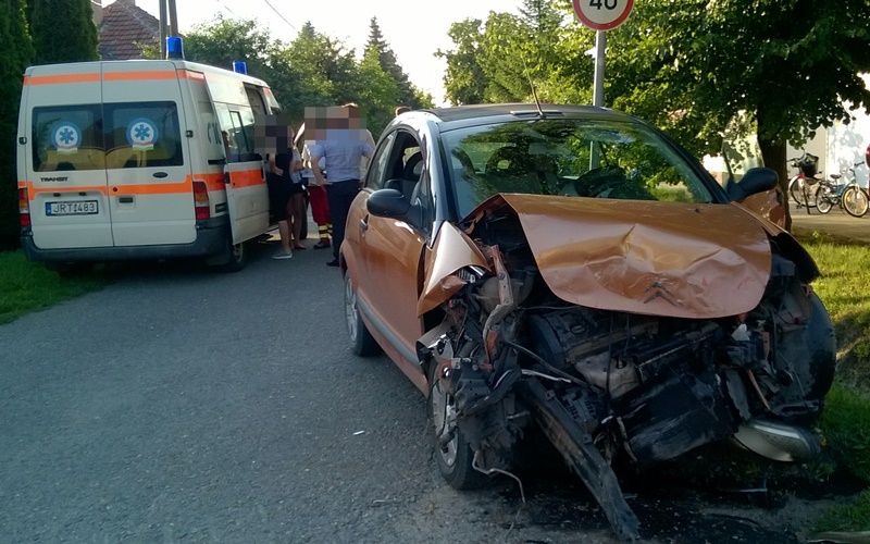 A vétlen autó utasai sérültek meg