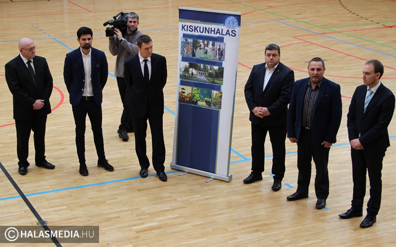 Százmillióból újul meg a sportcsarnok