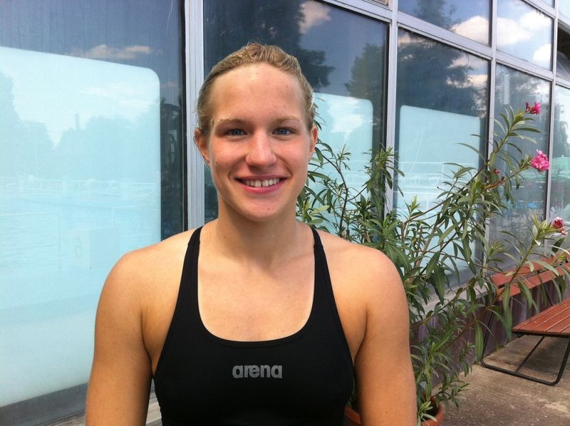 Szerdán úszik Adél!