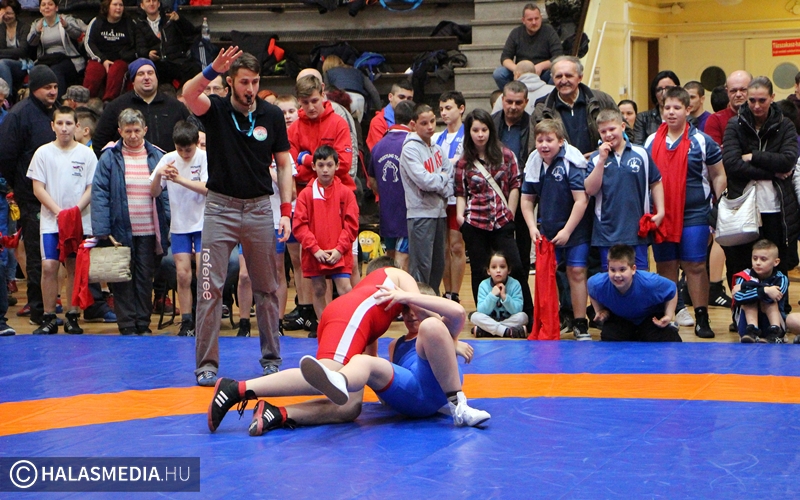 A birkózók elfoglalták a sportcsarnokot (frissítve)