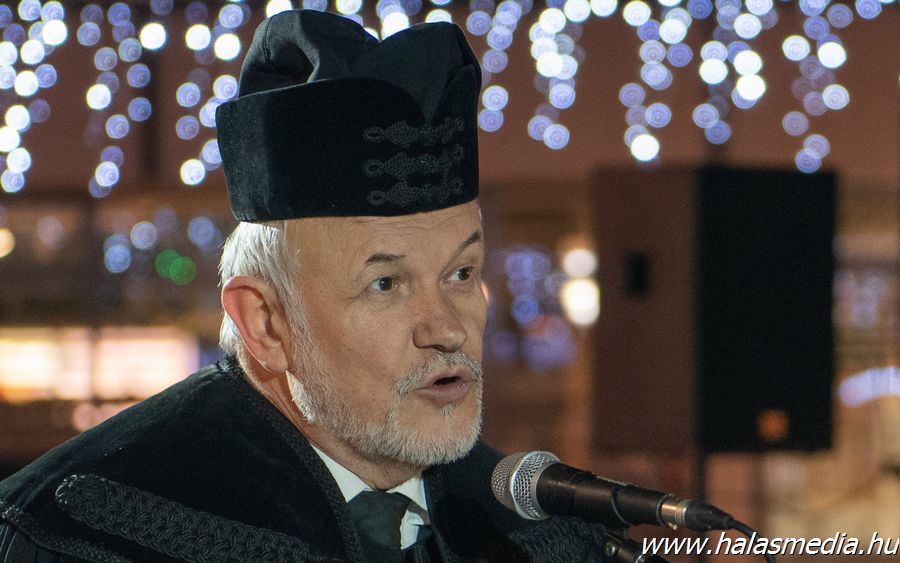 Fellobbant a hit gyertyájának lángja